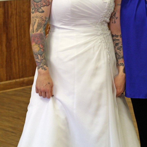 Davids Bridal Wedding Dress - Picture 4 of 5